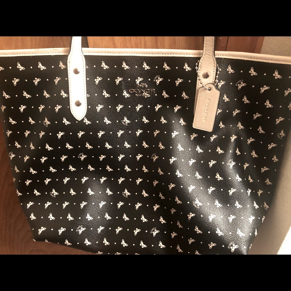 Rarely used Coach shoulder tote bag.